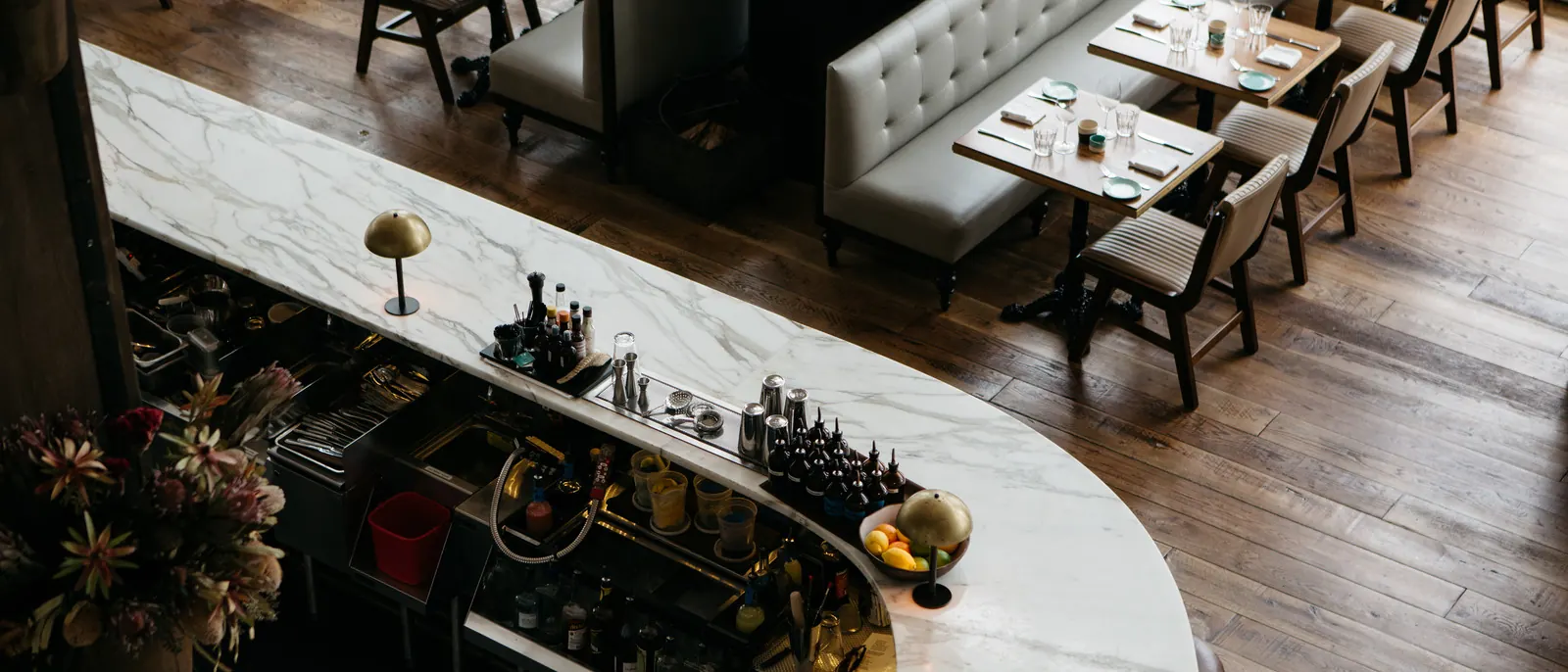 A curved marble bar seen from above, with the service path, clearances and the turn drawn over it